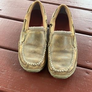 Twisted-x slip on driving moc